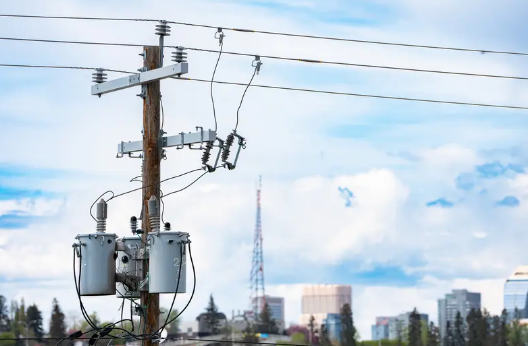 Analyse technique complète des parafoudres de lignes de distribution : des matériaux de structure à la prévention des défauts