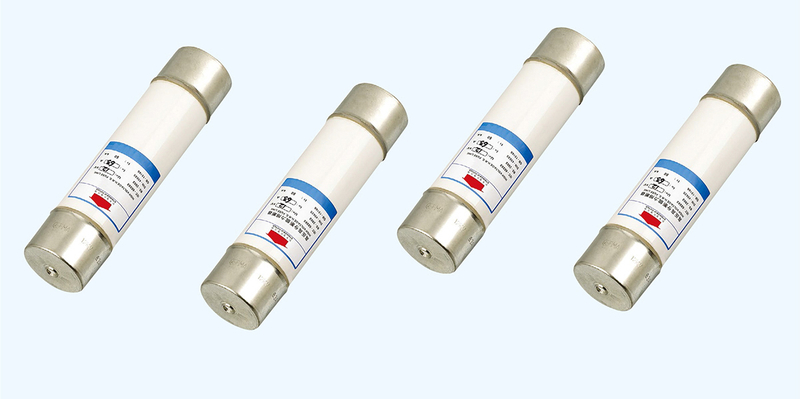 Fusible limiteur de courant haute tension pour utilisation dans les appareillages de commutation à huile