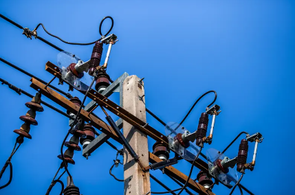Guide complet des isolateurs de lignes de transmission : de la structure et des matériaux à la prévention des pannes