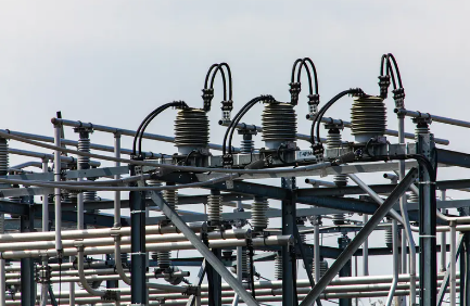 Recherche sur l'amélioration de la fiabilité mécanique et la stabilité des contacts électriques des déconnecteurs à haute tension dans des conditions extrêmes