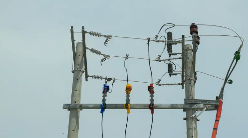 Problèmes courants liés aux isolateurs de puissance : contournement de la pollution, identification du vieillissement et directives de maintenance